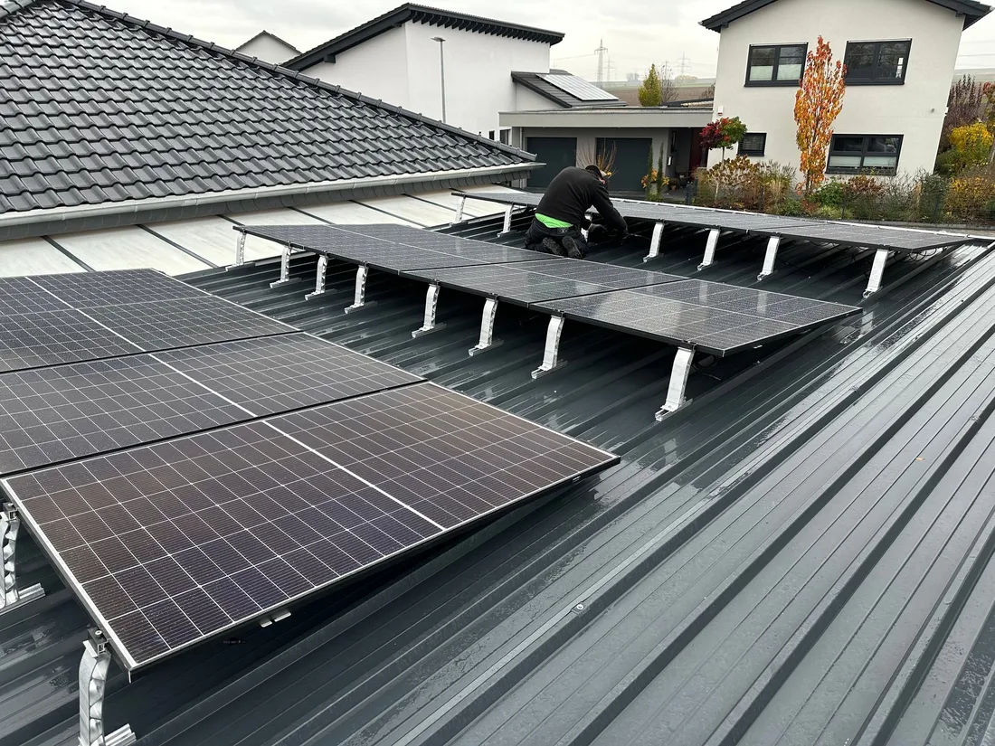 Montage von Photovoltaikmodulen auf einem Blechdach